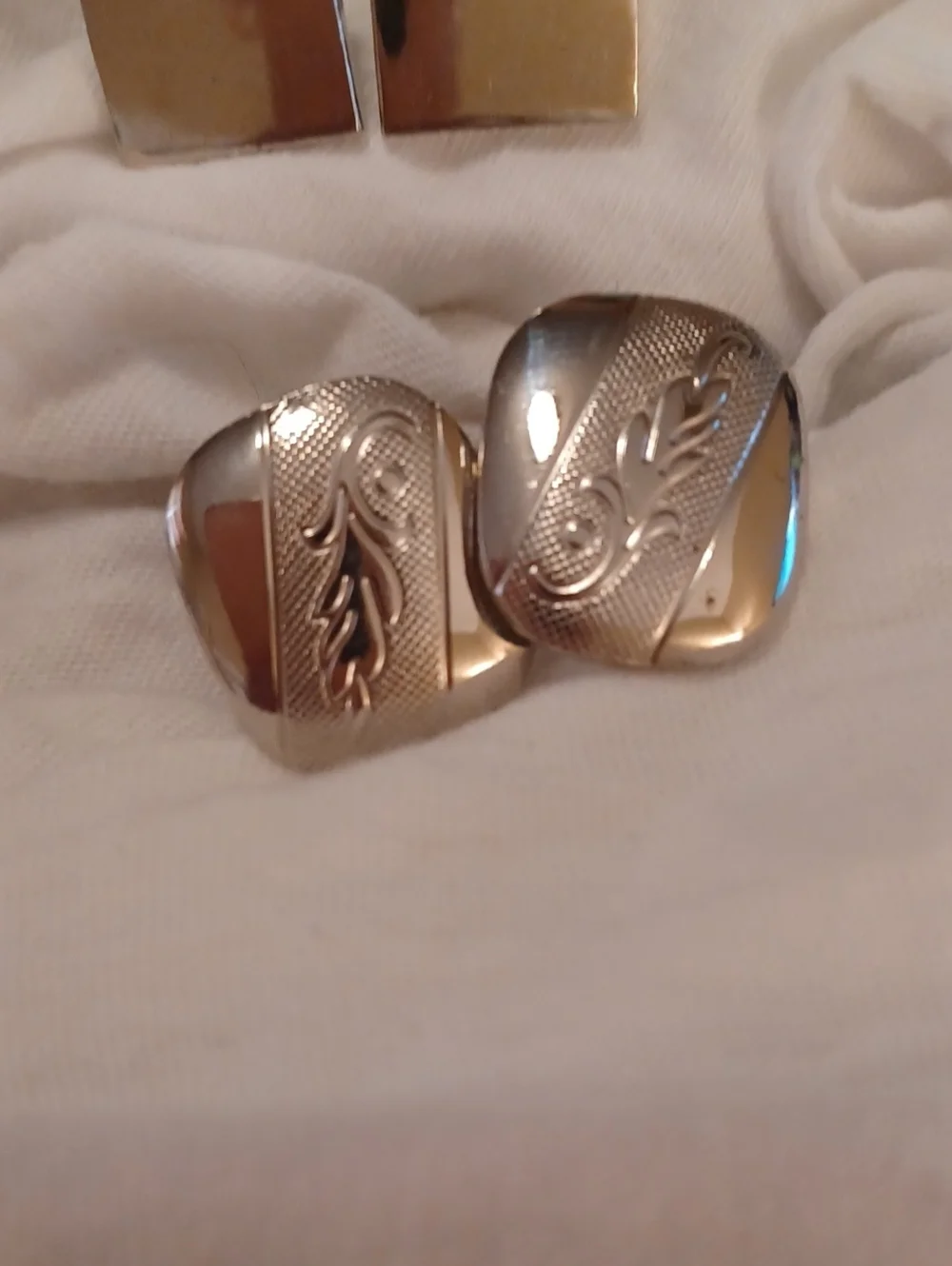 4 pairs cufflinks silver color. Dress casual cuff links